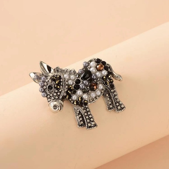 ⭐️ Cute Faux Pearl Rhinestone Donkey Brooch ⭐️ - Picture 3 of 3